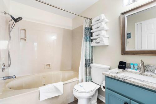 Bagno di Sunset View at Anchor's Point - Lakefront Stay for 8 with Private Balcony