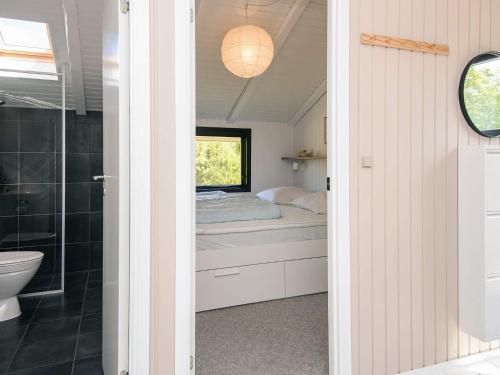 6 person holiday home in Nørre Nebel في Nørre Nebel: حمام به سرير ودش
