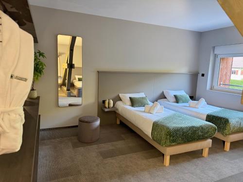 Postel nebo postele na pokoji v ubytování Hôtel L'Echappée Vosgienne - SPA - Salle de Sport
