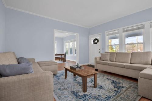 Χώρος καθιστικού στο Mins to Downtown & Ft Bragg Crafty in Haymount