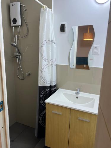 a bathroom with a shower curtain and a sink at Surfer Hostel El Quilla Punta Hermosa in Punta Hermosa