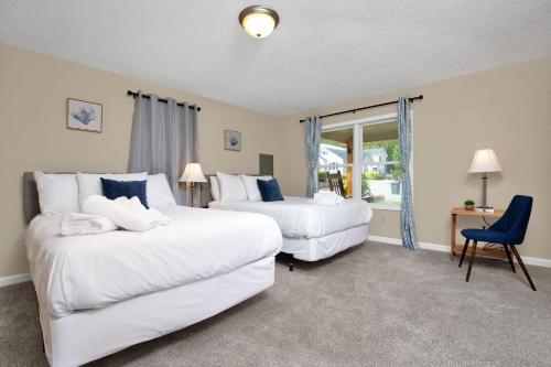 Postel nebo postele na pokoji v ubytování Close to Downtown & Fort Bragg- The Precious Pearl