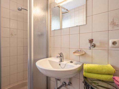 une salle de bain avec un lavabo et un miroir dans l'établissement Appartement Brixnerwirt II, à Brixen im Thale