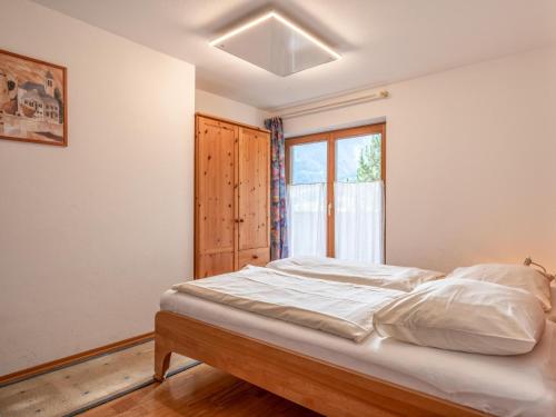 un lit dans une chambre avec une fenêtre dans l'établissement Appartement Brixnerwirt I, à Brixen im Thale