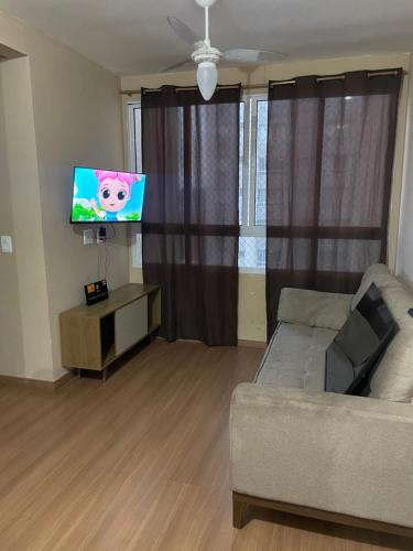 Una televisión o centro de entretenimiento en Apto 2 qts em Xerém próximo ao CT do Fluminense