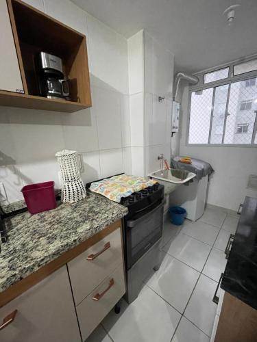 Una cocina o zona de cocina en Apto 2 qts em Xerém próximo ao CT do Fluminense