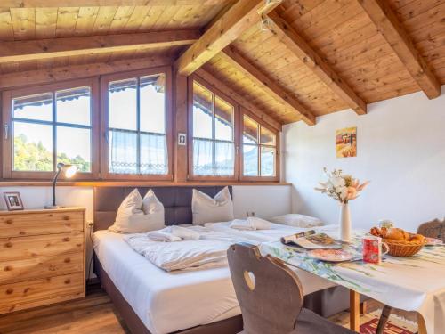 une chambre avec un grand lit et une table dans l'établissement Appartement Brixnerwirt III, à Brixen im Thale