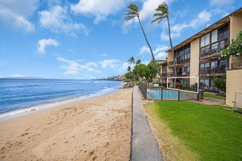a view of the beach at the resort at Hono Kai A7 in Kihei