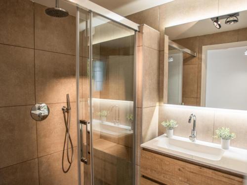un bagno con lavandino e doccia di Villa les Oiseaux a La Garonnette-Plage