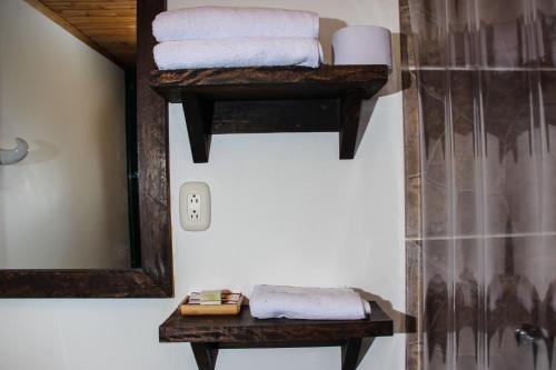 W łazience znajduje się lustro, ręczniki i prysznic. w obiekcie Sierra Morena Eco Hotel w mieście Filandia