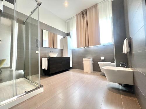 Koupelna v ubytování Heliconia Park 1Bed, 3bed & 4Bedroom Penthouse Apartments VI