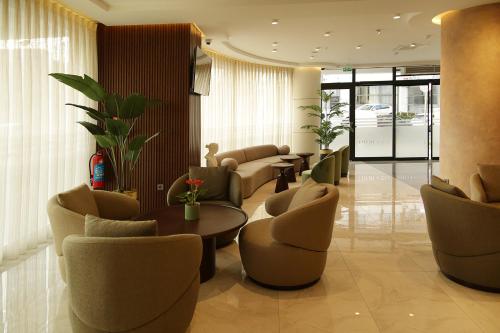 a lobby with couches and a table and chairs at Tress Hotel in Istanbul