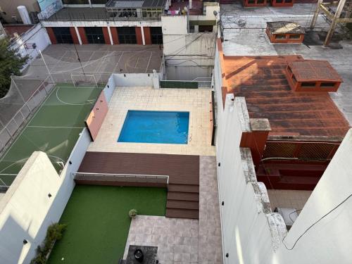 einen Blick über ein Gebäude mit Tennisplatz in der Unterkunft RECOLETA A 2 CUADRAS AVENIDA CORRIENTES ACOGEDOR Apartment in Buenos Aires