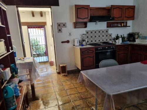 eine Küche, die mit einem Herd umgebaut wird in der Unterkunft Casa Marte rústica in Oaxaca de Juárez