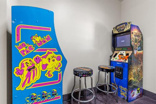 a video game machine next to two bar stools at Days Inn by Wyndham Camp Verde Arizona in Camp Verde