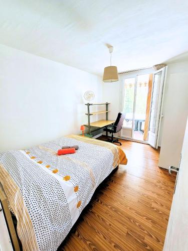 une chambre avec un lit et un bureau dans l'établissement Doudoute Family Home, à Perpignan