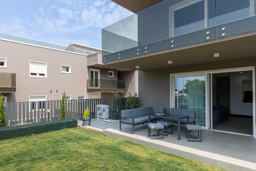 Apartments with parking space Porec - 24365