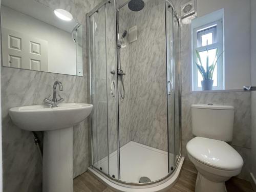 Ванная комната в Entire home in Leeds, Free WiFi, 3 Car Parking