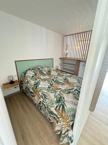 a bedroom with a bed with a colorful bedspread at Appartement COSY SXM in Cul de Sac