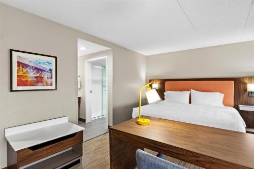 Postel nebo postele na pokoji v ubytování Hampton Inn & Suites Bolingbrook