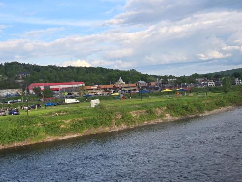 BeaucevilleにあるSylverPrudの川の隣、都市の隣の町