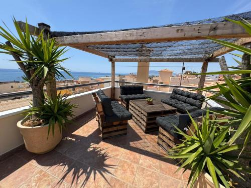 patio z kanapami i widokiem na plażę w obiekcie LA GEODA vivienda vacacional turística 8 personas w mieście Villaricos
