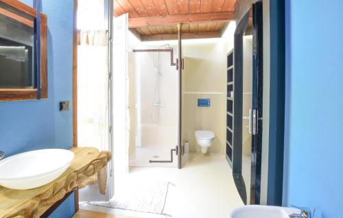 Koupelna v ubytování Pet Friendly Home In Cantarana With Private Swimming Pool, Can Be Inside Or Outside