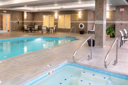 a swimming pool in a hotel lobby with a restaurant at Hilton Garden Inn Billings in Billings