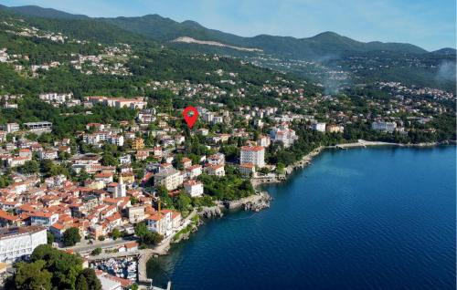 ロヴランにある2 Bedroom Stunning Apartment In Lovranの水辺の町の航空写真