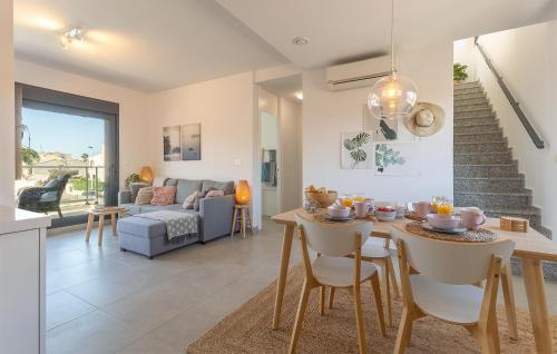 eine Küche und ein Wohnzimmer mit Tisch und Stühlen in der Unterkunft Cozy Apartment In Torrevieja in Torrevieja