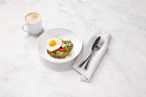Makanan di atau berdekatan hotel