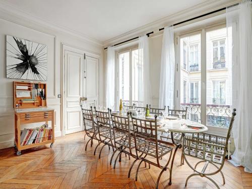 une salle à manger avec une table et des chaises dans l'établissement Charming apartment - 4BR -10P- Madeleine, à Paris
