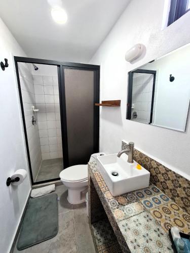 a bathroom with a sink and a toilet and a shower at R06-C46 STUDIO frente al ITESM CEM Familias Estudiantes Empresas Ejecutivos Turistas Nómadas BIENVENIDOS!!! UBICACIÓN ESTRATÉGICA 10min Izcalli-15min Esmeralda-20min Sátelite-25min AIFA in Mexico City