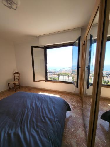 Postel nebo postele na pokoji v ubytování Appartement dans villa provençale avec terrain de boules vue imprenable sur monaco