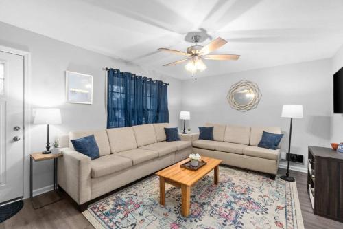 un salon avec un canapé et une table dans l'établissement 1-Mile to Downtown Clarksville 2 Comfy Homes, à Clarksville