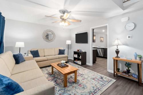 un salon avec un canapé et une table dans l'établissement 1-Mile to Downtown Clarksville Cozy in Queen-City, à Clarksville
