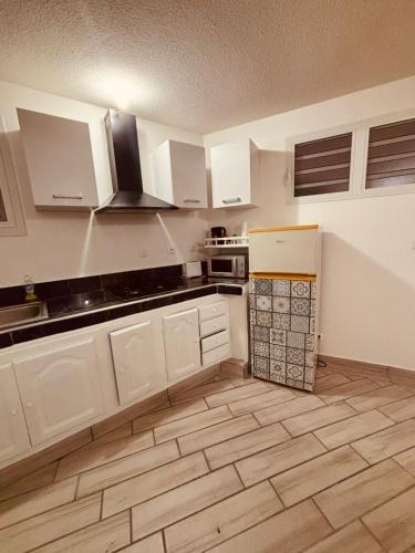 Dapur atau dapur kecil di Bas de villa Aumis Saint-Philippe