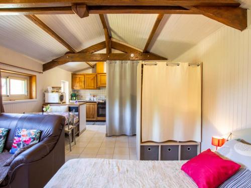 - une cuisine avec un canapé et un réfrigérateur dans la chambre dans l'établissement Studio confortable avec jardin, près de Sarlat et des plus beaux villages de France - FR-1-616-25, à La Roque-Gageac