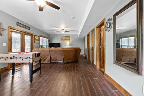 Μια τηλεόραση ή/και κέντρο ψυχαγωγίας στο Updated Cabin - Hiwassee Highlife