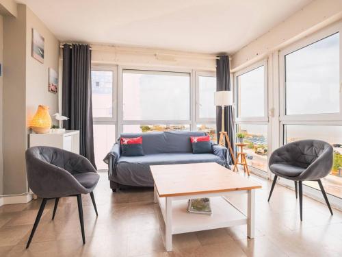 un salon avec un canapé bleu et deux chaises dans l'établissement Appartement 2 chambres avec vue mer au Touquet - FR-1-821-37, à Le Touquet-Paris-Plage