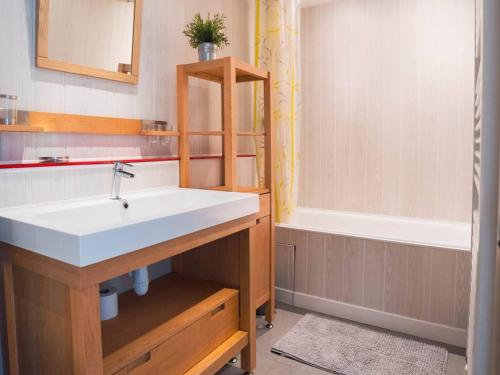 une salle de bain avec un lavabo et une baignoire dans l'établissement Appartement 2 chambres avec vue mer au Touquet - FR-1-821-37, à Le Touquet-Paris-Plage