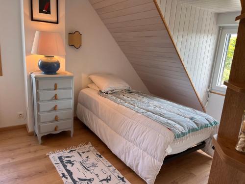 - une chambre avec un lit, une lampe et un escalier dans l'établissement Maison lumineuse à Sauzon avec grande terrasse et jardin - FR-1-418-269, à Sauzon