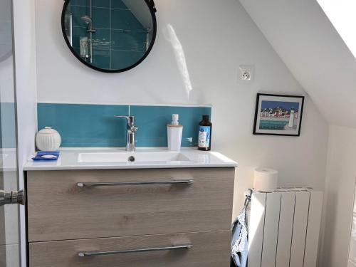 une salle de bain avec un lavabo et un miroir dans l'établissement Maison lumineuse à Sauzon avec grande terrasse et jardin - FR-1-418-269, à Sauzon