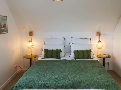 - une chambre avec un grand lit et 2 oreillers verts dans l'établissement Maison 4 étoiles à Trégastel, proche plage pour 8 pers. avec parking - FR-1-542-74, à Trégastel