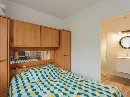 ein Schlafzimmer mit einem Bett in Blau und Gelb in der Unterkunft Studio confortable avec jardin et parking à Cambo-les-Bains - FR-1-4-703 in Cambo-les-Bains