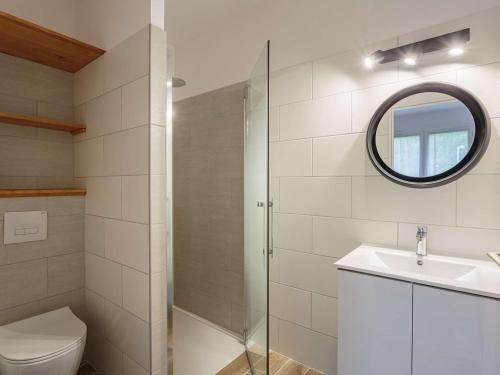 ein Badezimmer mit Toilette, Waschbecken und Spiegel in der Unterkunft Studio confortable avec jardin et parking à Cambo-les-Bains - FR-1-4-703 in Cambo-les-Bains