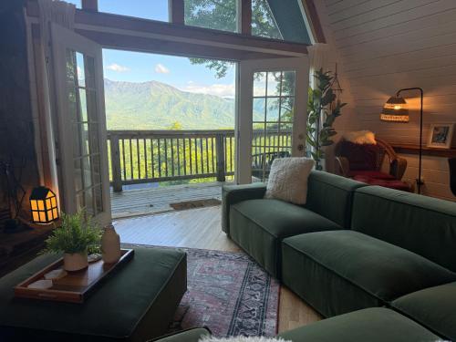 Üldine mäevaade või majutusasutusest Big Mountain View! Downtown Gatlinburg Chalet Village! Hot Tub! Fan Favorite! AFrame Dreams! Magazine-Featured! Stunning Interiors! Little Green Cabin pildistatud vaade