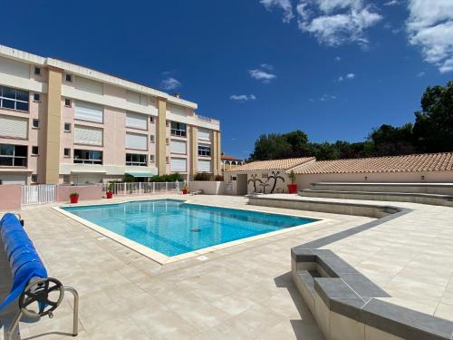 une piscine devant un immeuble dans l'établissement Appartement confortable à Argelès-sur-Mer avec garage - FR-1-732-99, à Argelès-sur-Mer