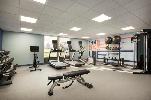 Фитнес-центр и/или тренажеры в Hampton Inn Lancaster