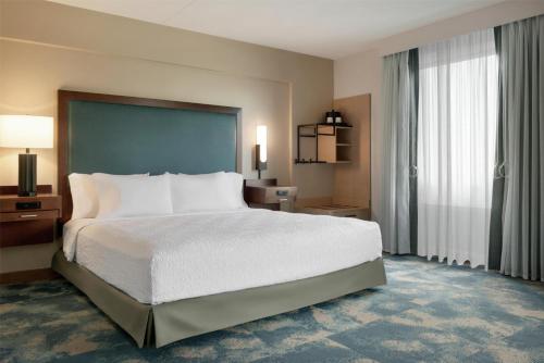 Кровать или кровати в номере Hampton Inn Lancaster